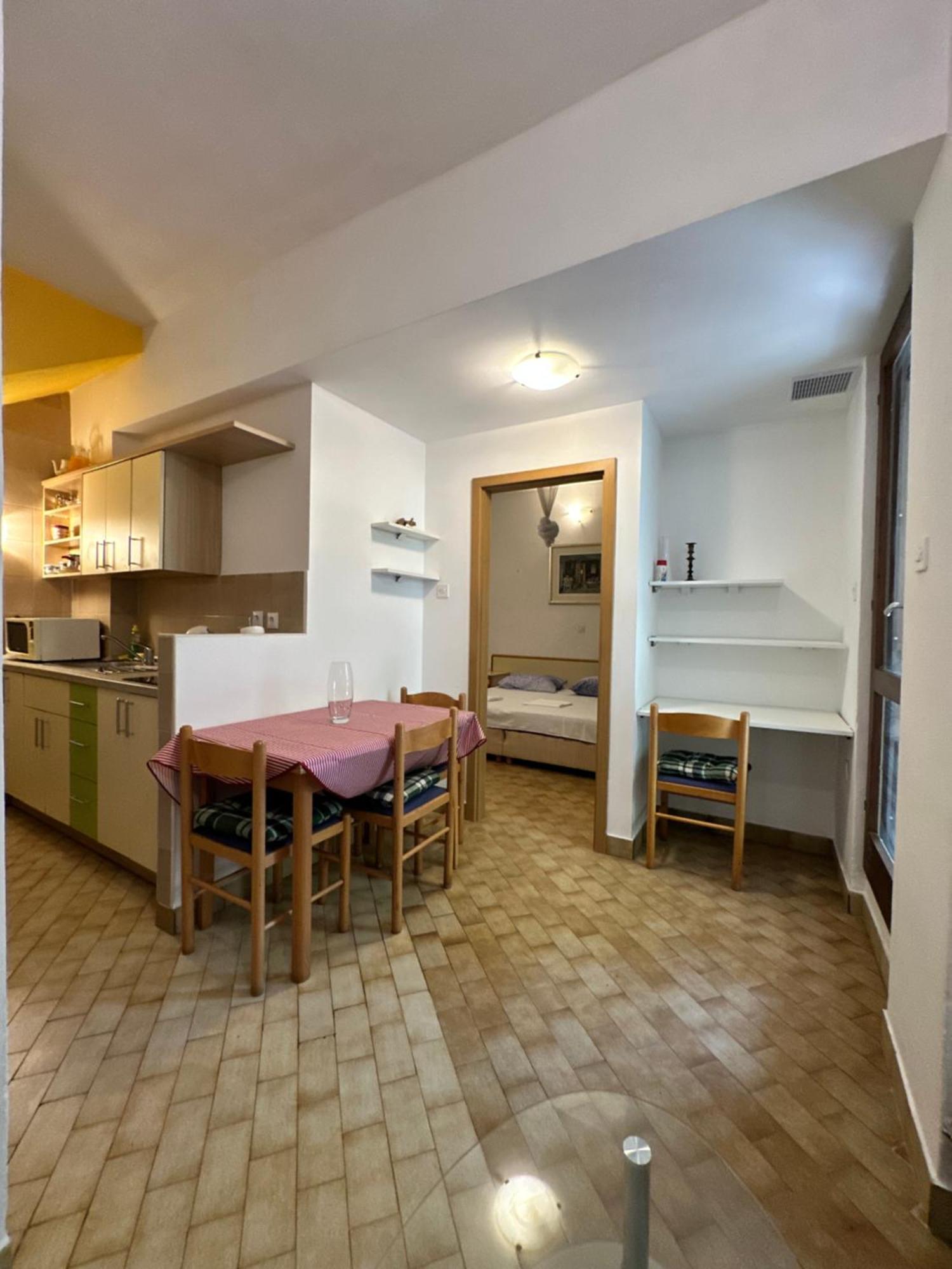 Kornelija 2 Apartamento Podgora Exterior foto
