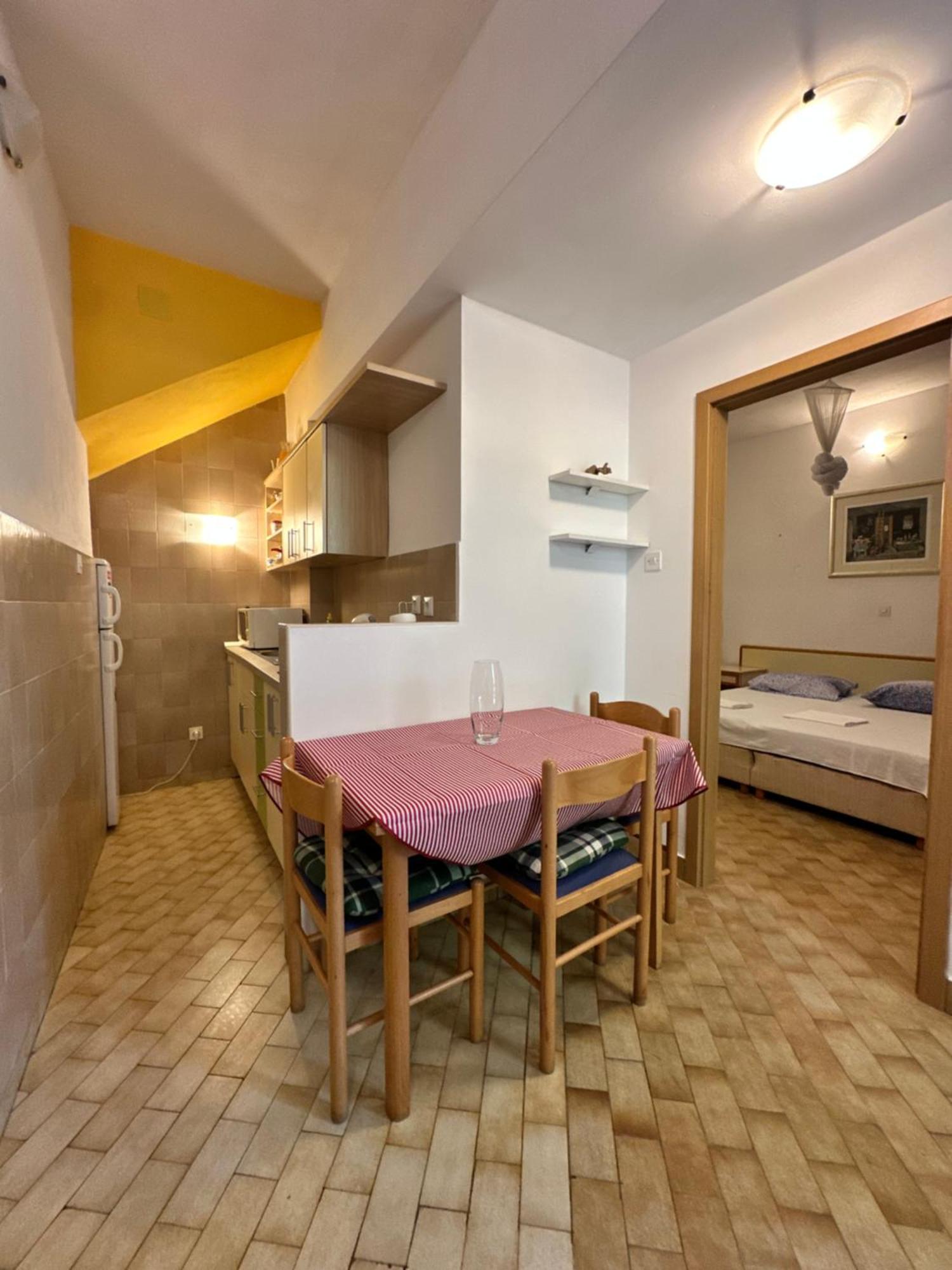 Kornelija 2 Apartamento Podgora Exterior foto